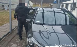 Jeleniogórscy policjanci wspólnie z policjantami z Niemiec zlikwidowali kolejną dziuplę, a  wartość skradzionych pojazdów, z których zabezpieczono części wynosi ponad 1 mln 600 tysięcy złotych