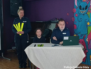 Policjanci podczas spotkania z seniorami