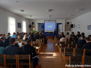 policjantki przeprowadzają spotkanie z uczniami