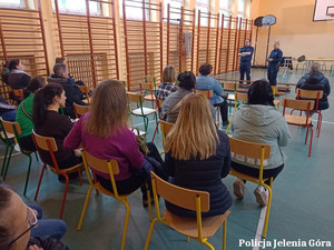 O hejcie, cyberprzemocy i innych zagrożeniach rozmawiali policjanci z rodzicami uczniów