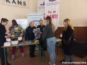 Policjantki na Wiosennych Targach Pracy i Edukacji w Karkonoskiej Akademii Nauk Stosowanych w Jeleniej Górze