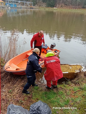 policjanci pomagają sprzątać rzekę