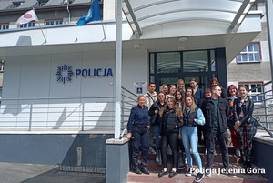 Studenci z KANS na wycieczce edukacyjnej w Komendzie Miejskiej Policji w Jeleniej Górze