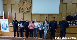 Zwycięzcy wraz z policjantami