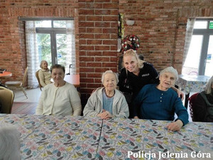 Policjantka i uczestnicy spotkania