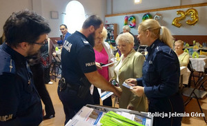 Policjanci na spotkaniu z seniorami