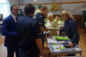 Policjanci rozdają odblaski i materiały prewencyjne