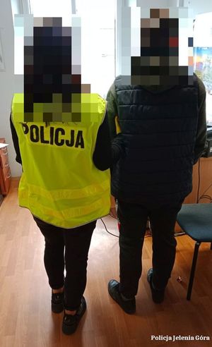 Policjantka z zatrzymanym