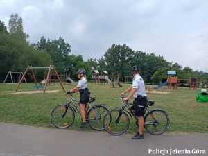 Policjanci w patrolu rowerowym zatrzymali sprawcę kradzieży i rolkarza z narkotykami