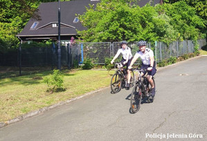 Policjanci w patrolu rowerowym dbają o bezpieczeństwo jeleniogórzan