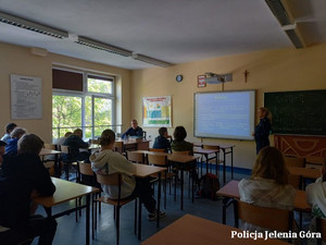 Policjanci na spotkaniu w klasie z uczniami