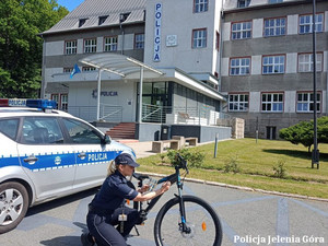 Policjantka znakuje rower