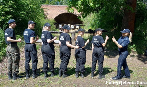 Policjantka z młodzieżą