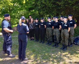 Policjanci z młodzieżą