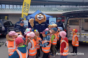 policjanci na festynie