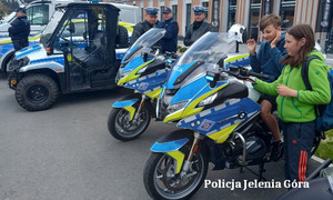 policjanci na festynie