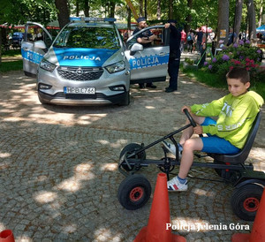 dzieci na festynie z policjantami