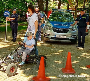 dzieci na festynie z policjantami