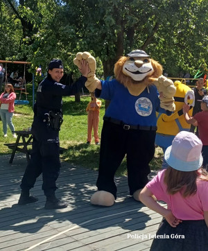 Policjanci w Przedszkolu w Kowarach spełniają marzenia najmłodszych