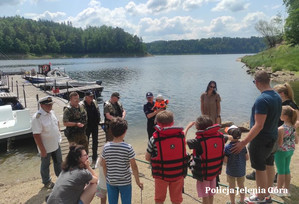 mundurowi edukują dzieci i rodzicó