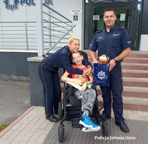 Jeleniogórscy policjanci spełniają marzenia, dodają otuchy i wiary !!!