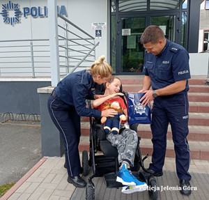 Piotruś z policjantami