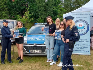 Mundurowi na święcie w Karkonoskiej Akademii Nauk Stosowanych  promowali i zachęcali studentów do pracy w policji