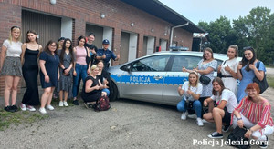 Policjantka ze studentami