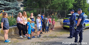 Policjanci z dziećmi w trakcie spotkania