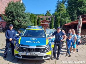 Policjanci z dziećmi w trakcie spotkania