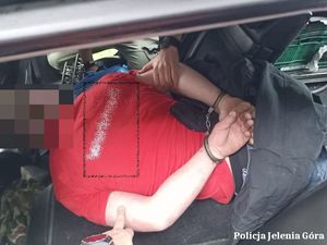 Policjanci zatrzymują poszukiwanego