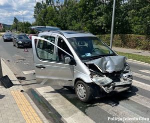 Ostrożnie na drodze – Kierowcy „noga z gazu”. Dwa zdarzenia przed przejściem dla pieszych