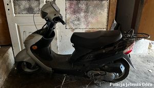 Policjanci zatrzymali dwóch mężczyzn podejrzanych o kradzież motoroweru oraz mienia, a dodatkowo jeden z nich ukradł skuter. Teraz odpowiedzą za to przed sądem