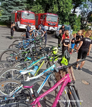 policjanci i dzieci z rowerami