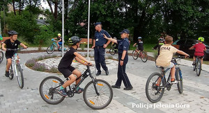 policjanci i dzieci z rowerami