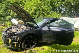 Policjanci odzyskali auto  i zatrzymali dwóch mężczyzn podejrzanych o jego kradzież