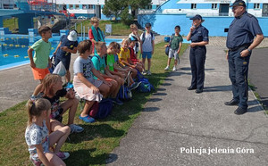 policjantka z dziećmi na basenie