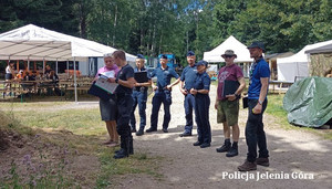 Mundurowi podczas kontroli obozu harcerskiego