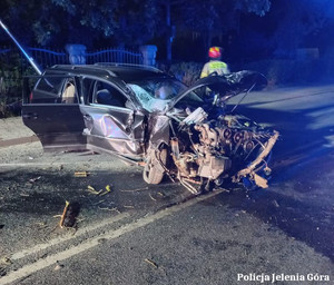 Uciekał przed policjantami, bo nie miał uprawnień, a posiadał narkotyki. Ucieczkę zakończył uderzając w radiowóz, a następnie w ogrodzenie