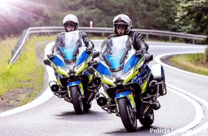 Policjanci na motocyklach w trakcie służby