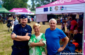 Dzielnicowy z osoby będące na festynie