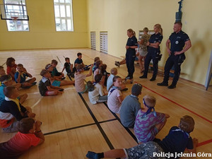 O tym, jak bezpiecznie spędzić wakacje rozmawiali mundurowi z dziećmi na półkoloniach