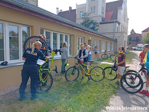 Policjanci znakują rowery