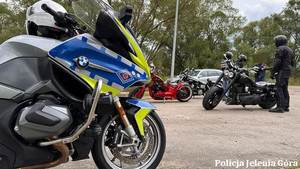 policyjne motocykle i zatrzymani motocykliści