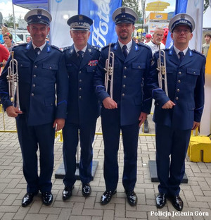 Komendant Główny Policji gen.insp. Jarosław Szymczyk wraz z funkcjonariuszami