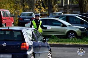 Pamiętajmy, że mamy obowiązek ułatwić przejazd pojazdu uprzywilejowanego, a także stosować się poleceń wydawanych przez policjantów na miejscu wypadku drogowego