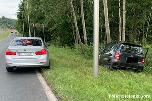 Pojazd Mercedes oraz radiowóz