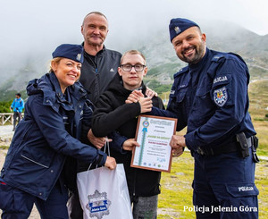 Policjanci z chłopcem i jego ojcem na Śnieżce