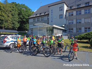 W Komendzie Miejskiej Policji w Jeleniej Górze odbyło się znakowanie rowerów uczestników półkolonii