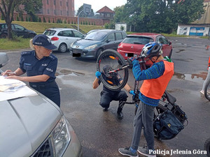 Policjantka znakuje rowery